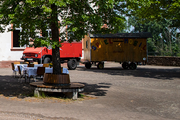 Das Spielmobil wartet auf seine Besucher.